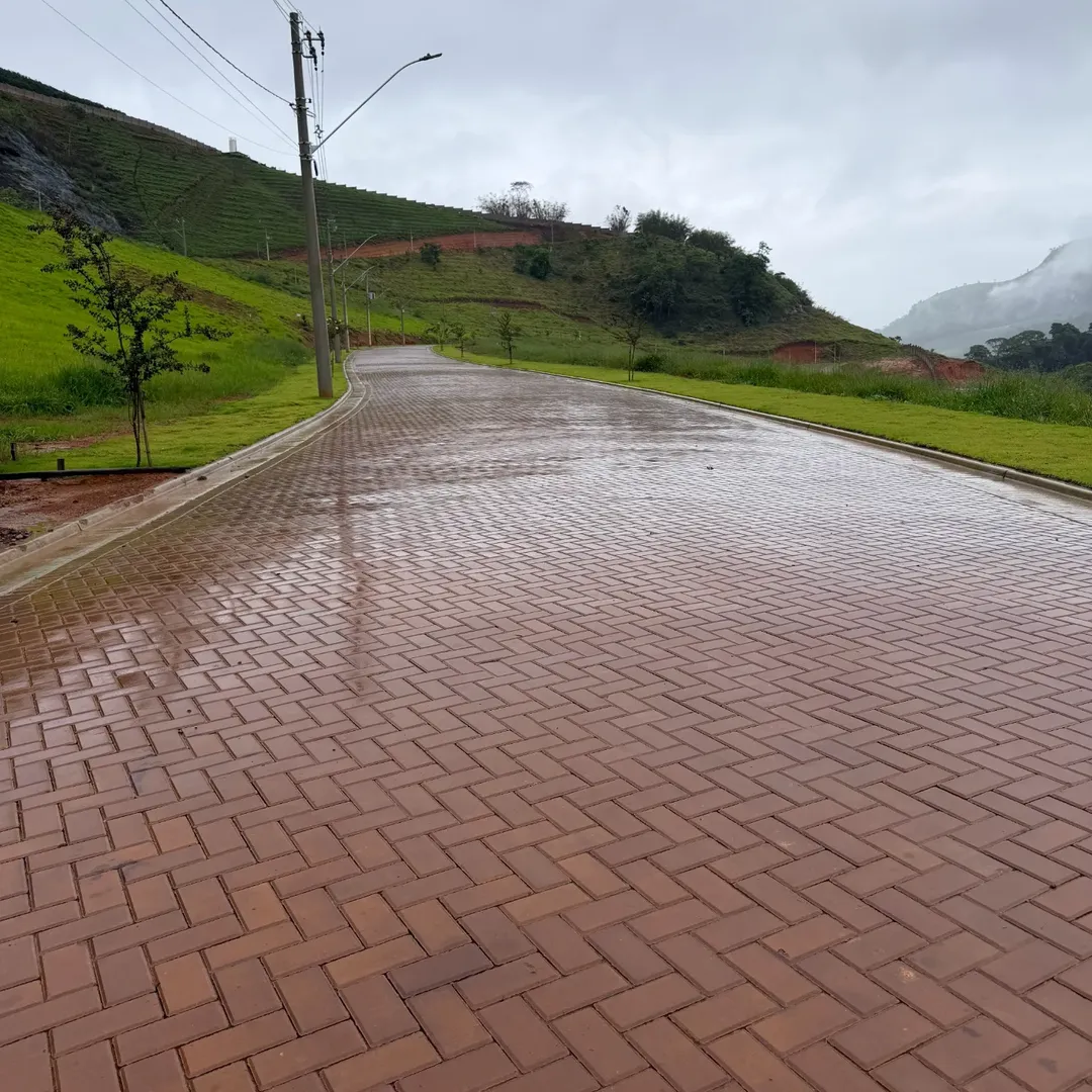 Calçada com pavers intertravados instalados